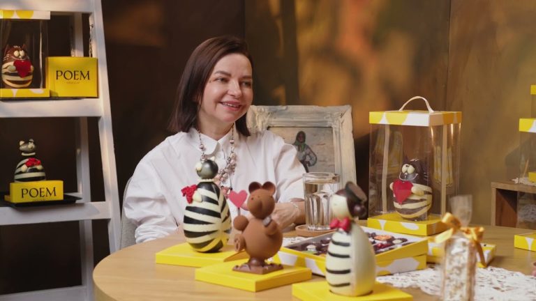 Vera Maxim, creatoarea Poem Chocolat, în studioul Alt Nivel, la masa cu praline și figurine de ciocolată